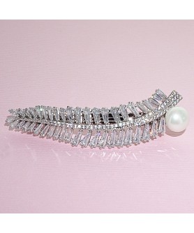 Luxurious Cubiczirconia Leaf With Pearl Barrette